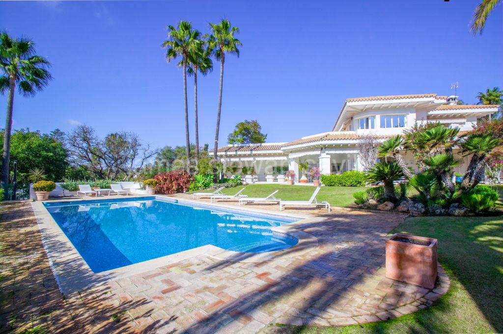 Sotogrande, Elegante villa con muchos detalles andaluces y fantastica zona piscina/jardin