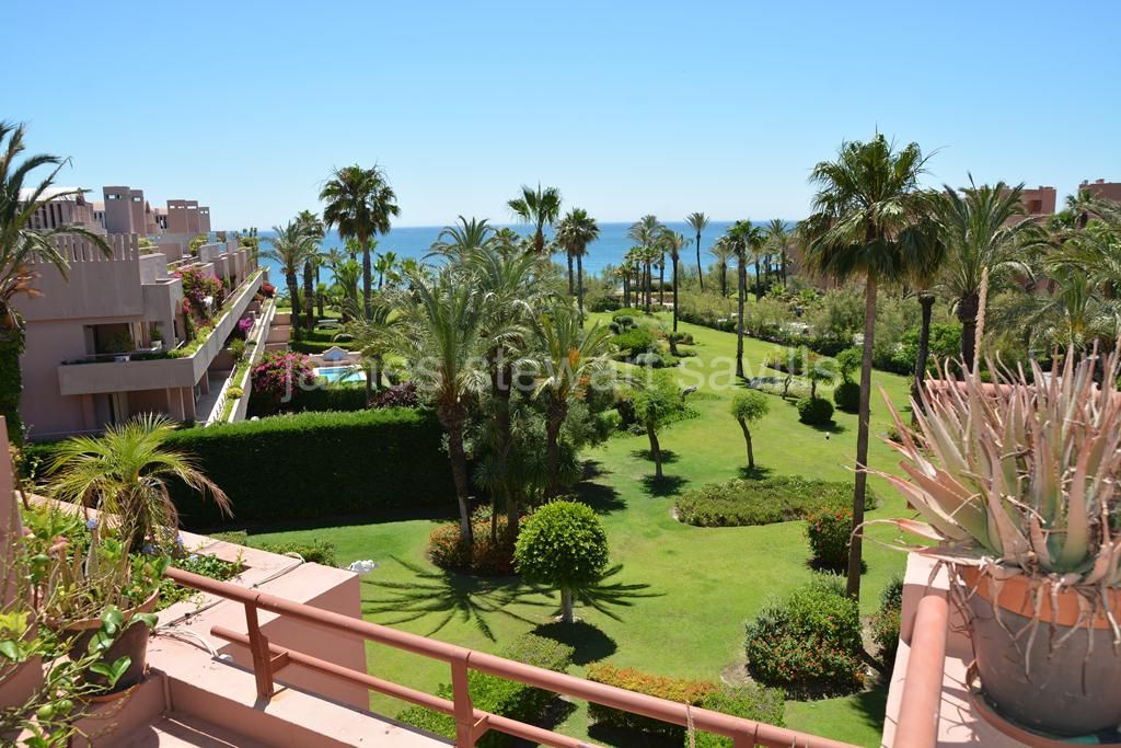 Sotogrande, Fantastic beachfront duplex apartment in Sotogrande