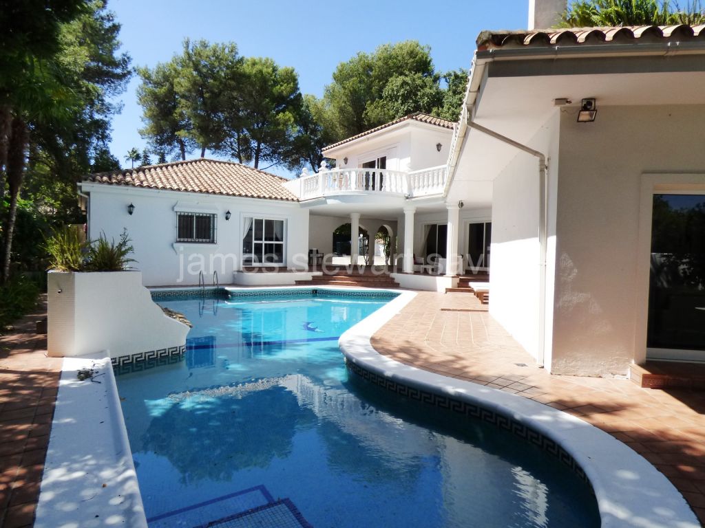 Sotogrande, Spacious 3 bedroom villa with guest apartment in the C zone of Sotogrande