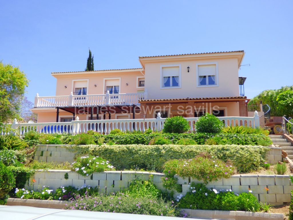 Sotogrande, Two houses in one with lovely views over Costa central