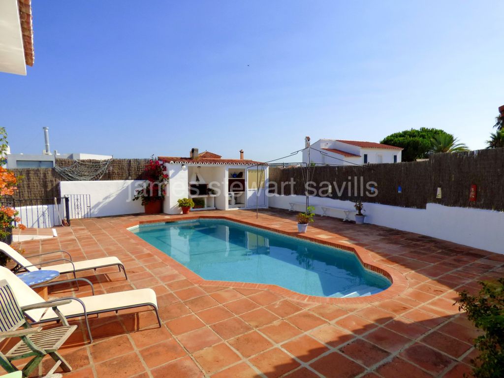 Pueblo Nuevo de Guadiaro, Great family home with pool and separate apartment close to the centre of Pueblo Nuevo
