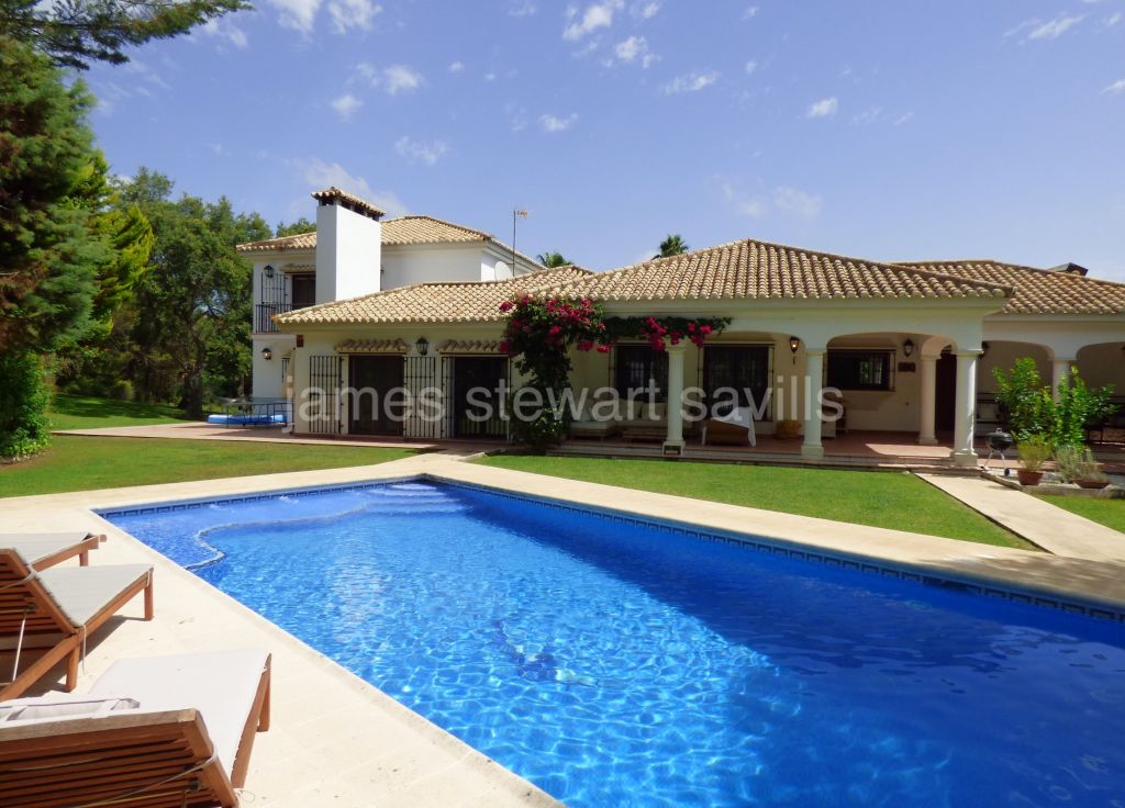 Sotogrande, Spacious villa with separate apartment on a large plot