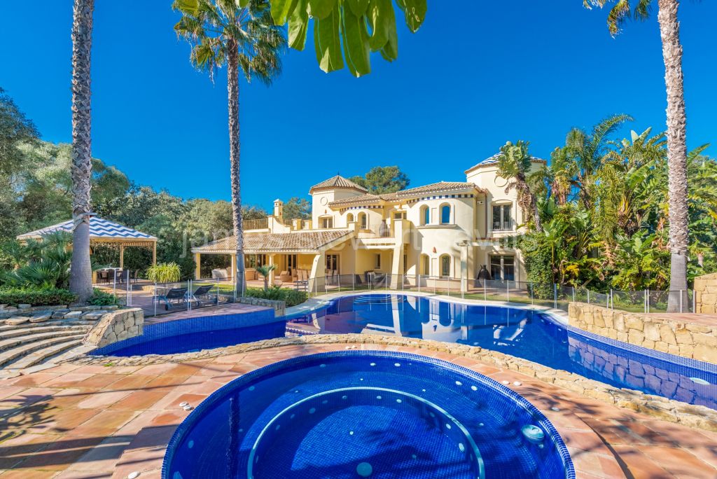 Sotogrande, Spacious villa on over 4400m2 plot with tennis court frontline to Real Valderrama golf course