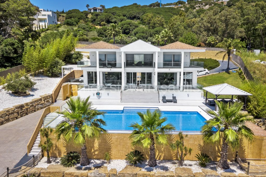 Sotogrande, Contemporary villa with guest cottage both enjoying breathtaking views over the golf course to the sea