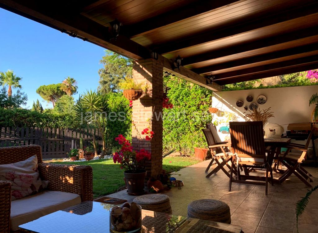 Sotogrande, Excellently refurbished townhouse with basement in La Loma de Sotogrande