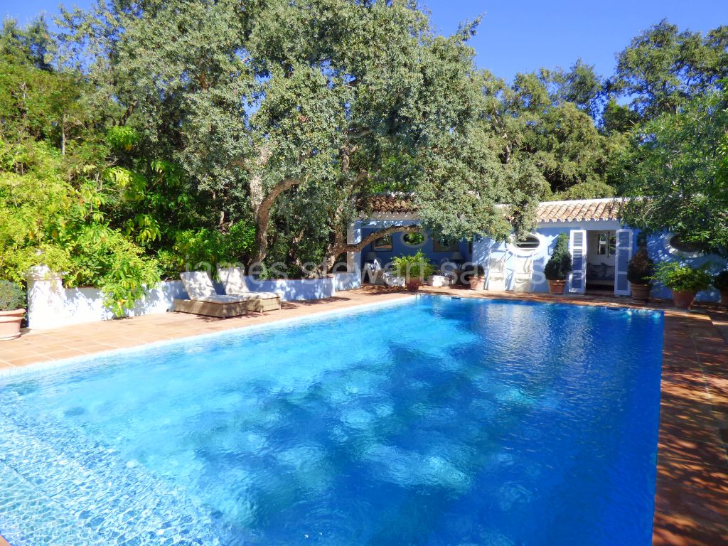 Sotogrande, Elegante villa con mucho encanto en la zona centrica de Sotogrande