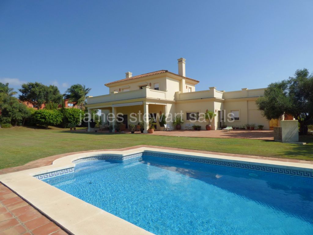 San Roque, Extremely nice front-line golf villa with sea views within a golf resort