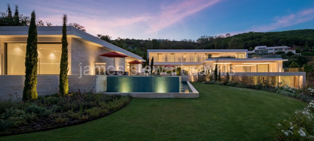 Sotogrande, Esta impresionante villa contemporánea está dentro de El Mirador en La Reserva de Sotogrande.