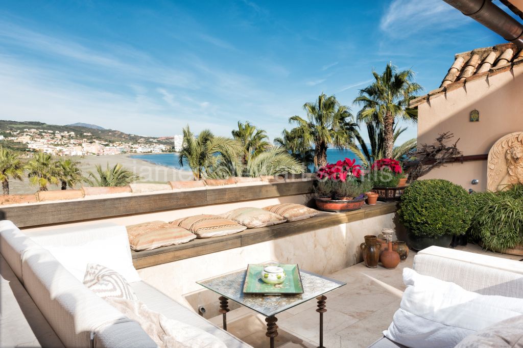 Sotogrande, A truly charming penthouse with terraces towards the port and beach.