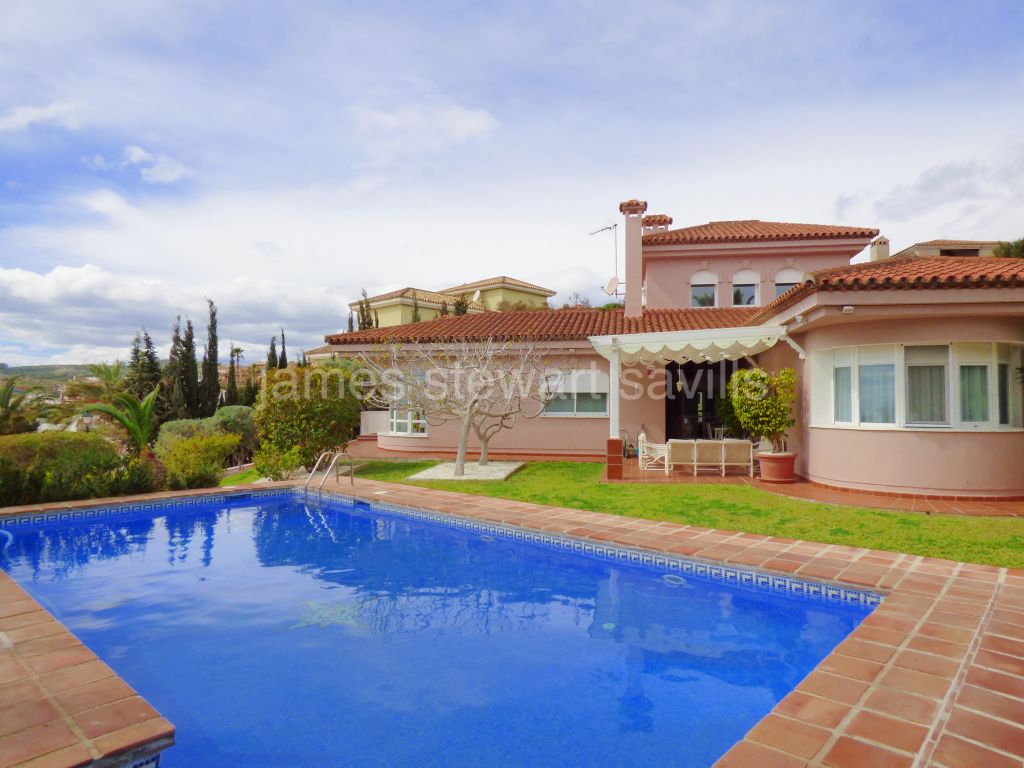 Alcaidesa, Excellent condition 4 bedroom villa in Alcaidesa golf with beautiful sea views.