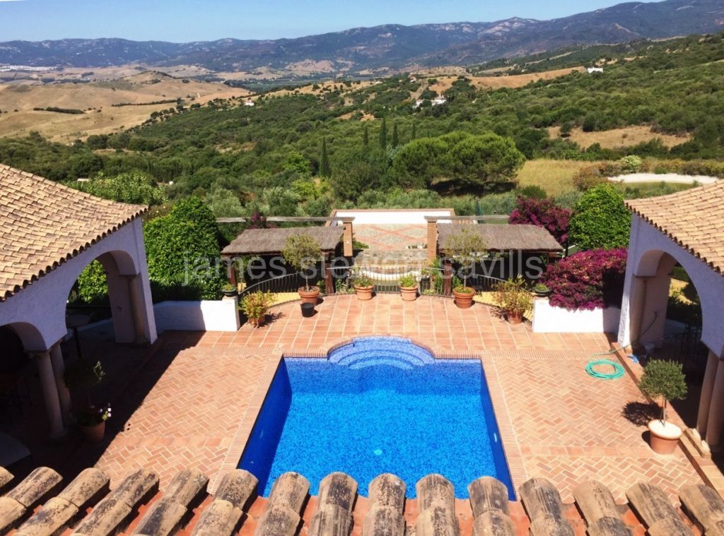 Gaucin, A beautiful cortijo style property overlooking the San Pablo valley and beyond