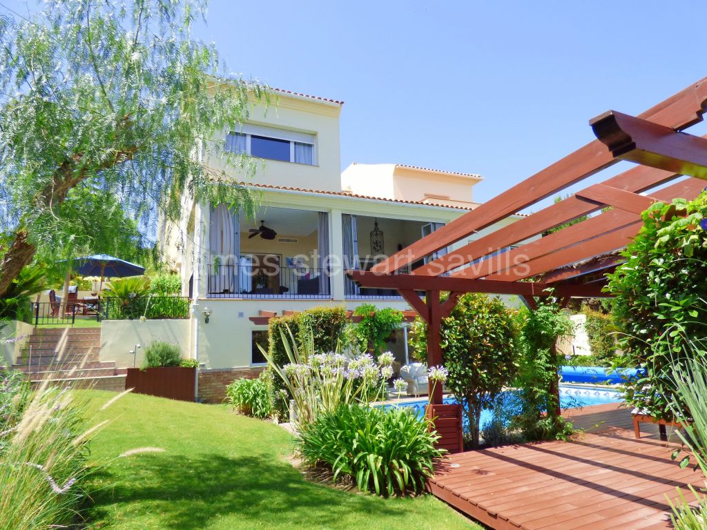 Sotogrande, Excellent condition 5 bedroom villa with guest apartment in Sotogrande Alto