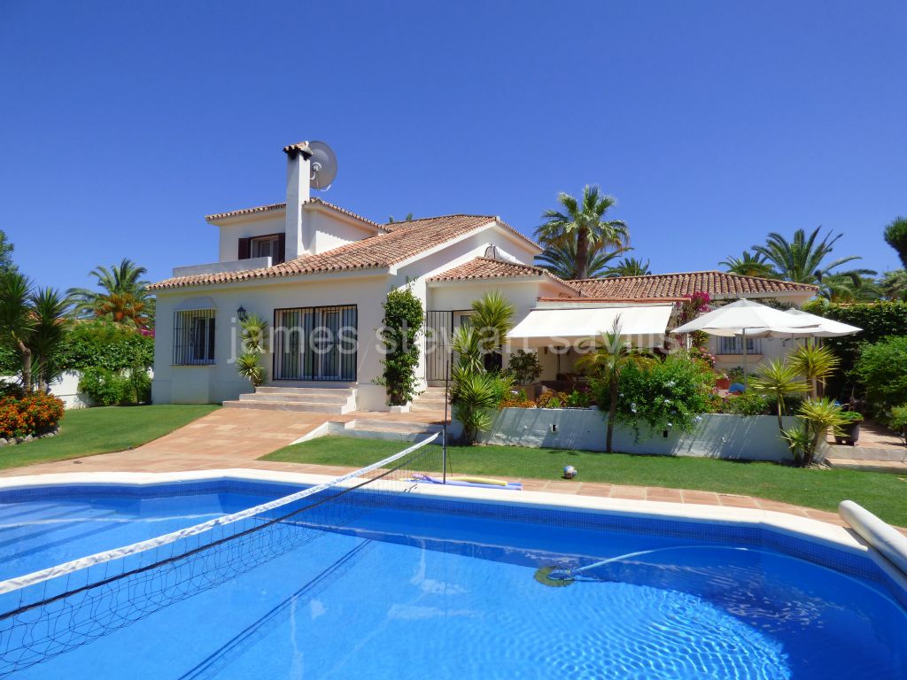 Sotogrande, Lovely corner plot villa in Sotogrande Costa