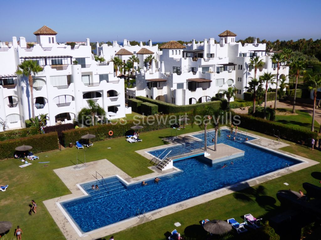 Sotogrande, EXCLUSIVE - Wonderful 4 bedroom penthouse in El Polo with immense roof terrace