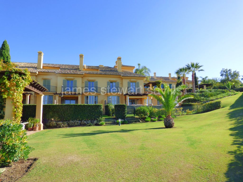 Sotogrande, Excellent frontline Almenara golf townhouse in Los Carmenes with garden