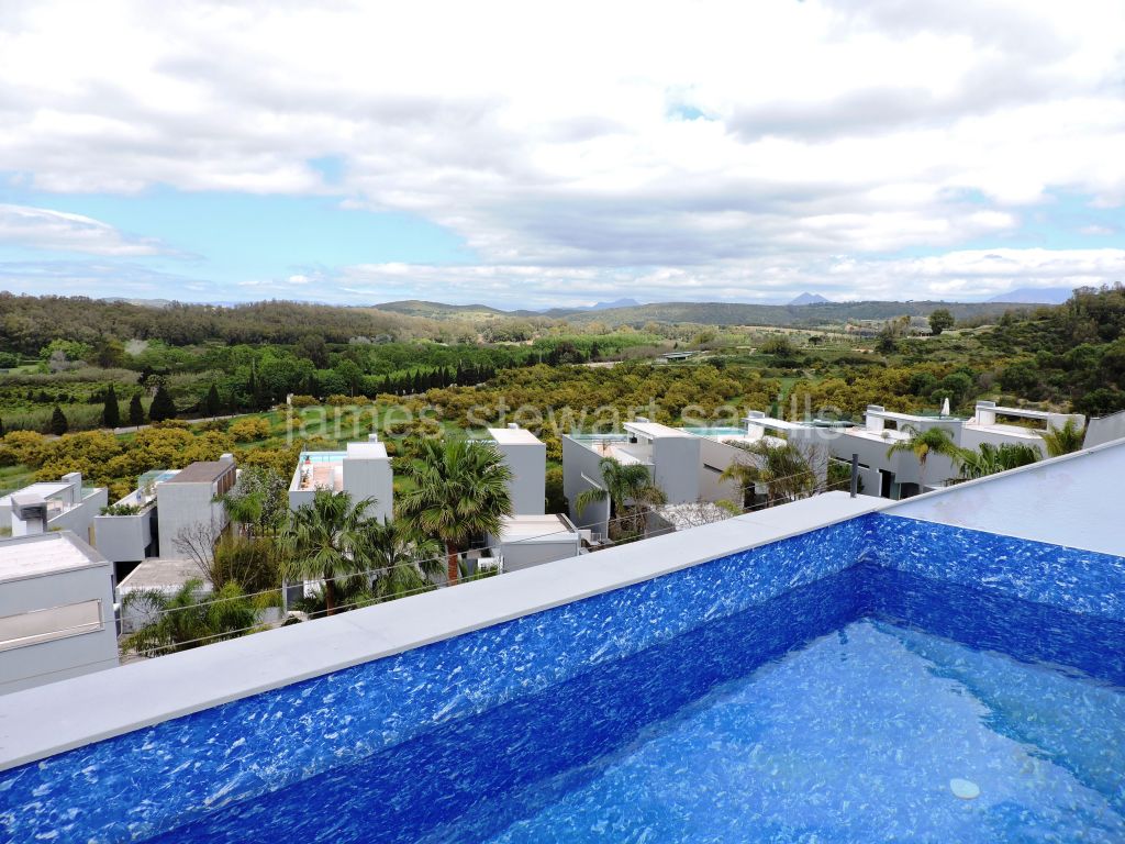 San Enrique de Guadiaro, Contemporary townhouse with private roof pool and lovely country views