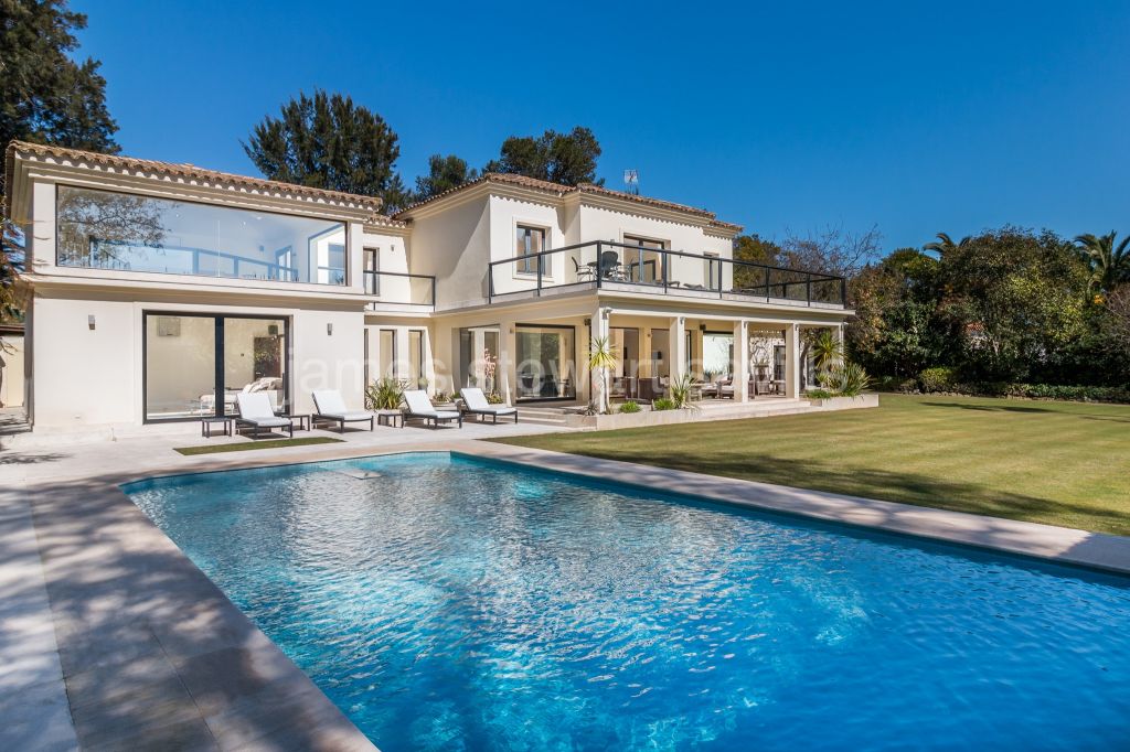 Sotogrande, Spacious modern style villa with lovely light and open