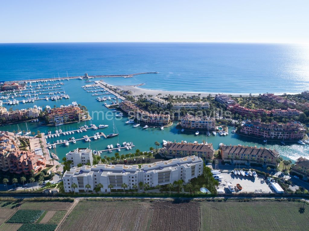 Sotogrande, Close to completion Sea view apartments in Sotogrande Marina from just € 360,000