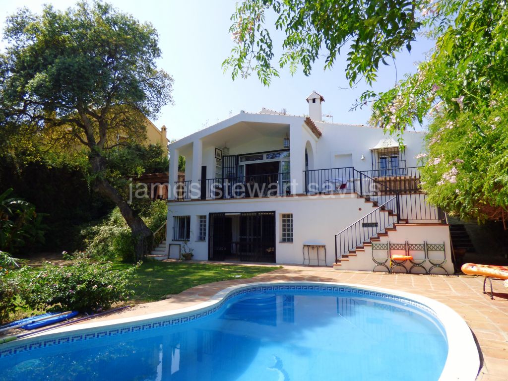 Sotogrande, Characterful villa in Sotogrande Costa with mature garden and beautiful cork trees
