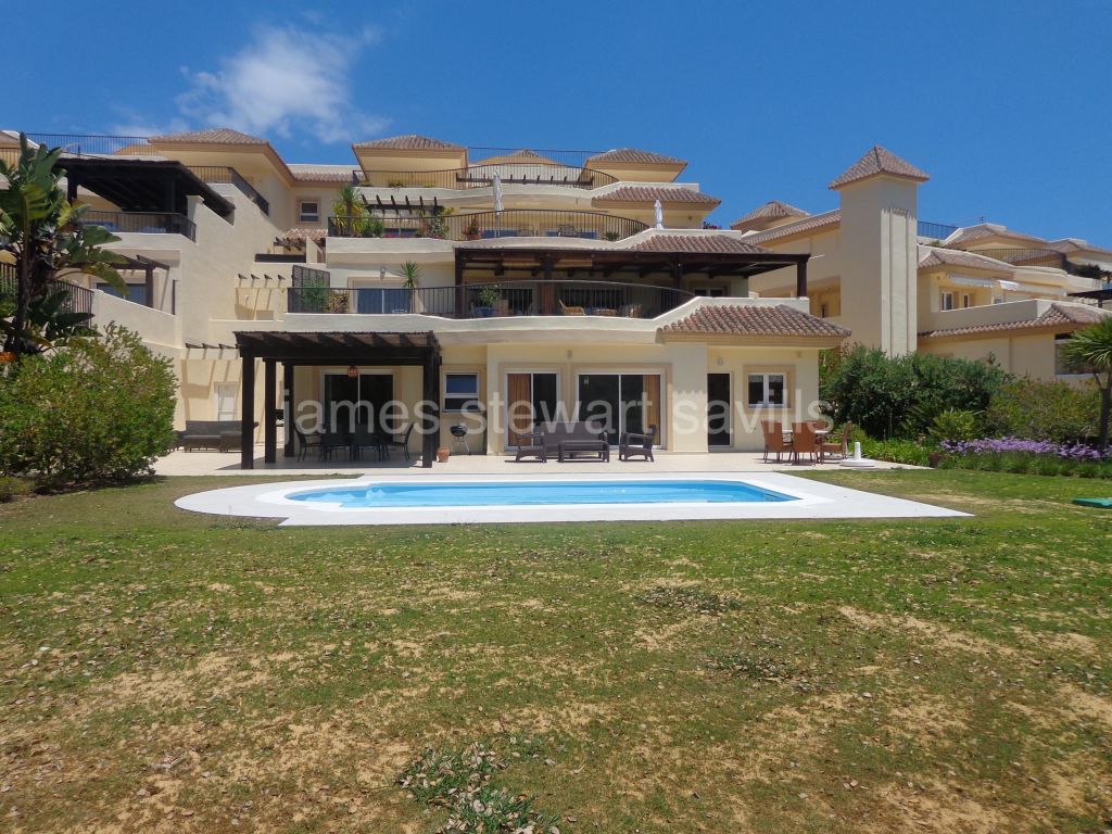 San Roque, Lovely 3 bedroom garden apartment with private heated pool
