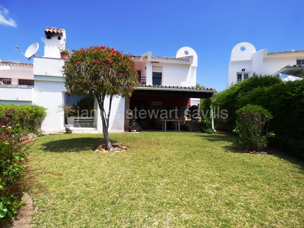 Sotogrande, Very well positioned semi-detached house in Sotomar, Sotogrande Alto