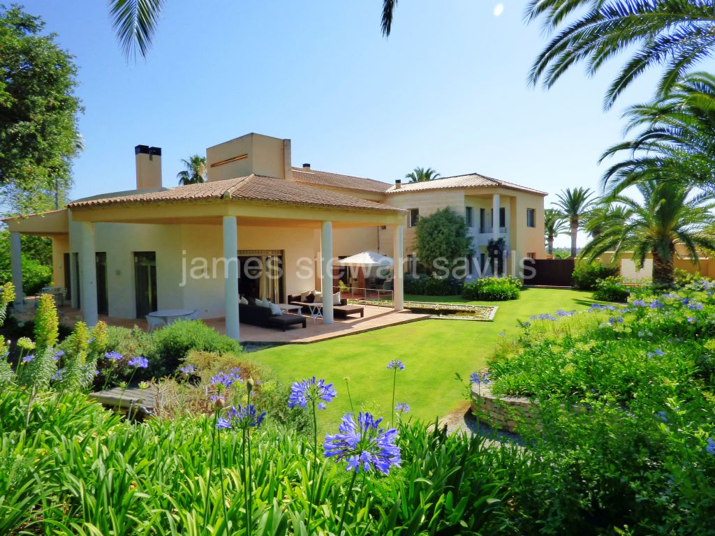 Sotogrande, Beautiful and extremely private 6 bedroom villa in Kings & Queens