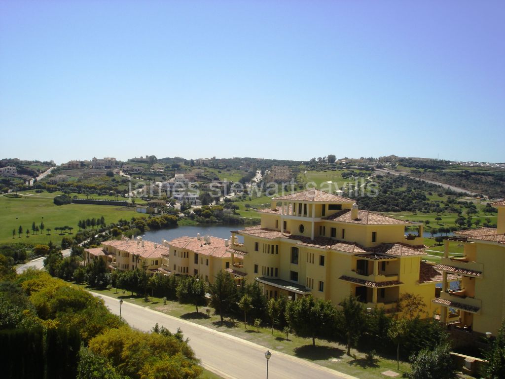 Sotogrande, Duplex penthouse overlooking the course and lake of Almenara Golf