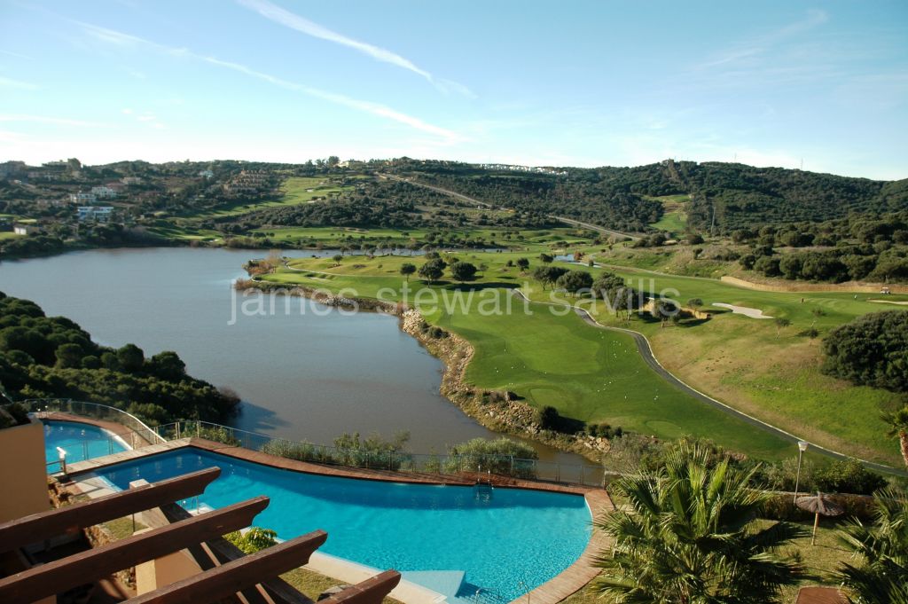 Sotogrande, Bright penthouse with lovely golf views minutes from the International School