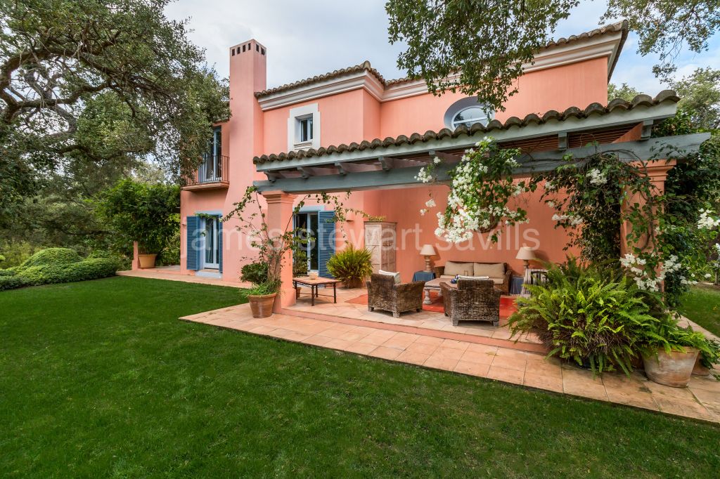 Sotogrande, Lovely Cortijo style home which feels like being in the country yet within Sotogrande