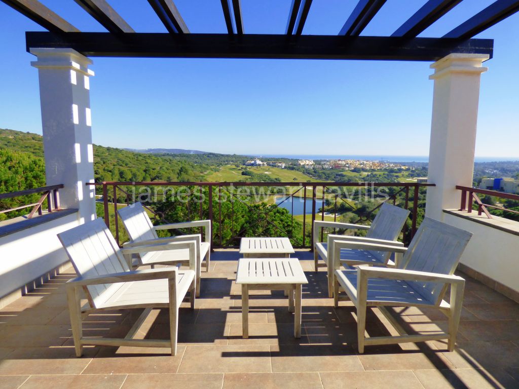 Sotogrande, Exceptional villa with elevated views over La Reserva towards the Mediterranean