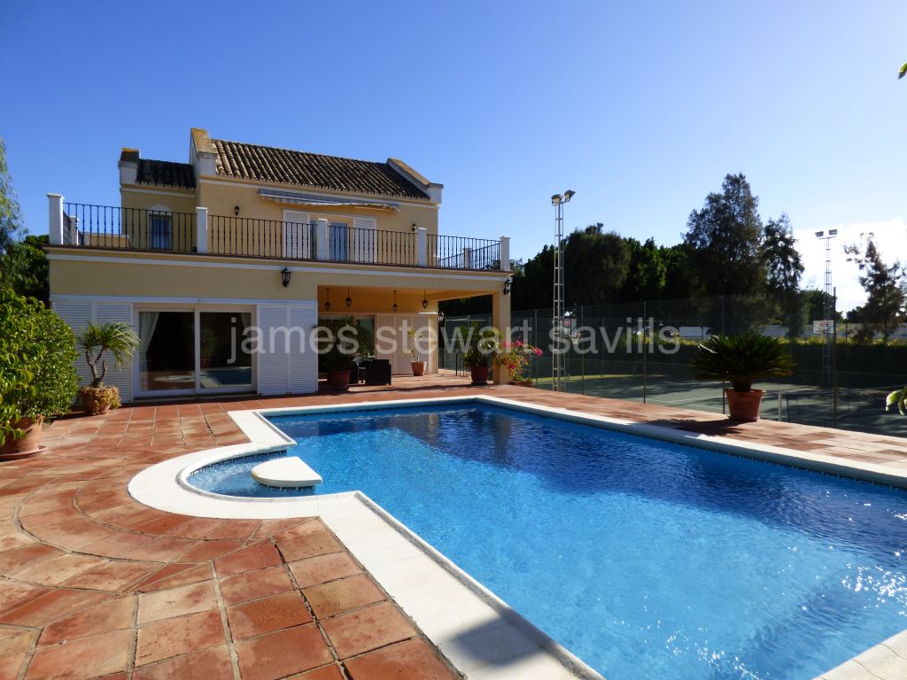 Sotogrande, 6 bedroom villa in Sotogrande Costa with tennis court