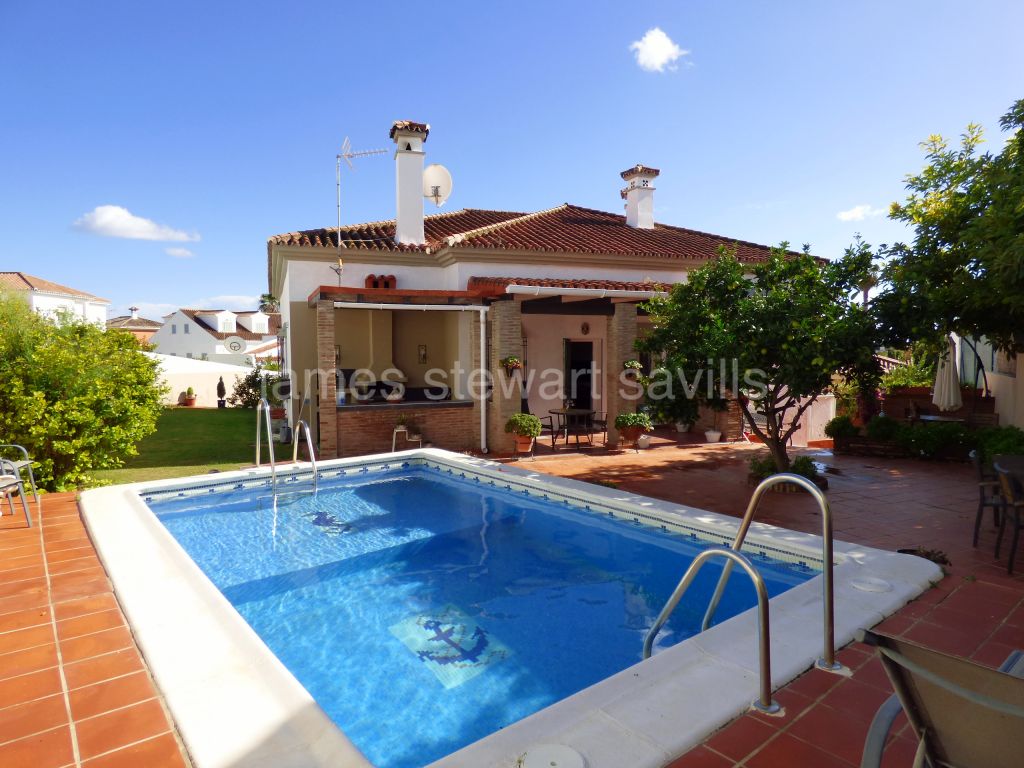Pueblo Nuevo de Guadiaro, Lovely family home walking distance to schools, shops and short drive from the beach