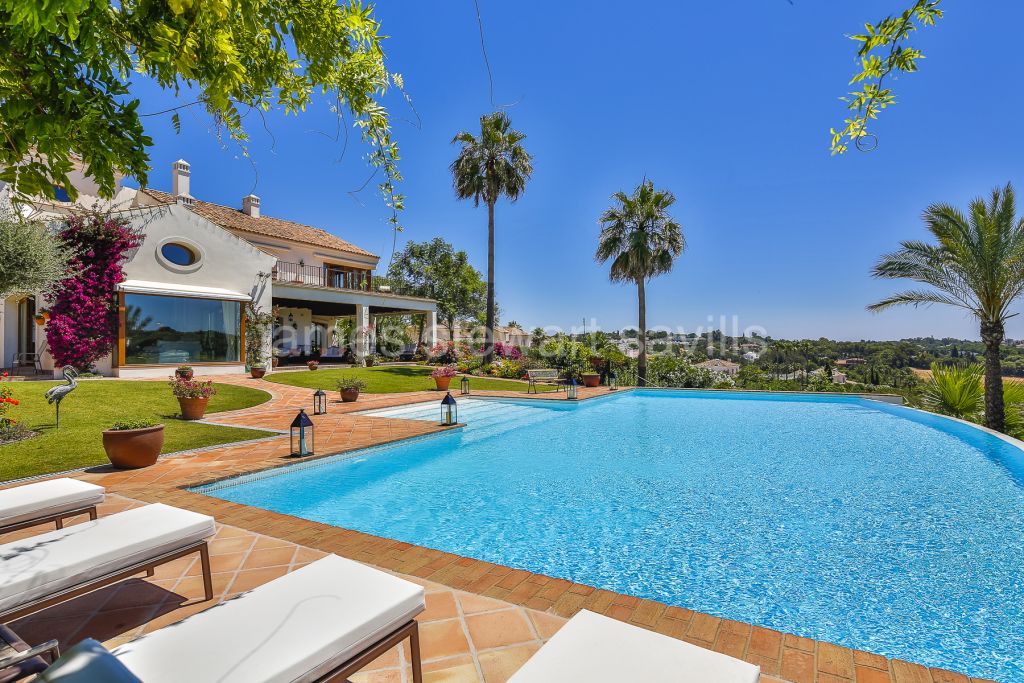 Sotogrande, Excepcional villa con majestuosas vistas al mar, golf y del campo