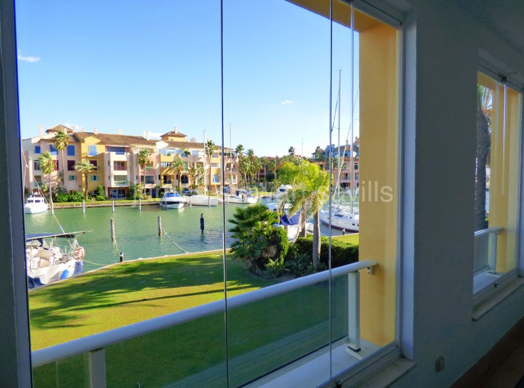 Sotogrande, EXCLUSIVE - Lovely 2 bedroom apartment with stunning Marina views