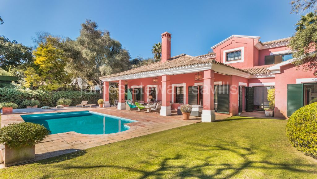 Sotogrande, Charming villa overlooking a green zone in a quiet road