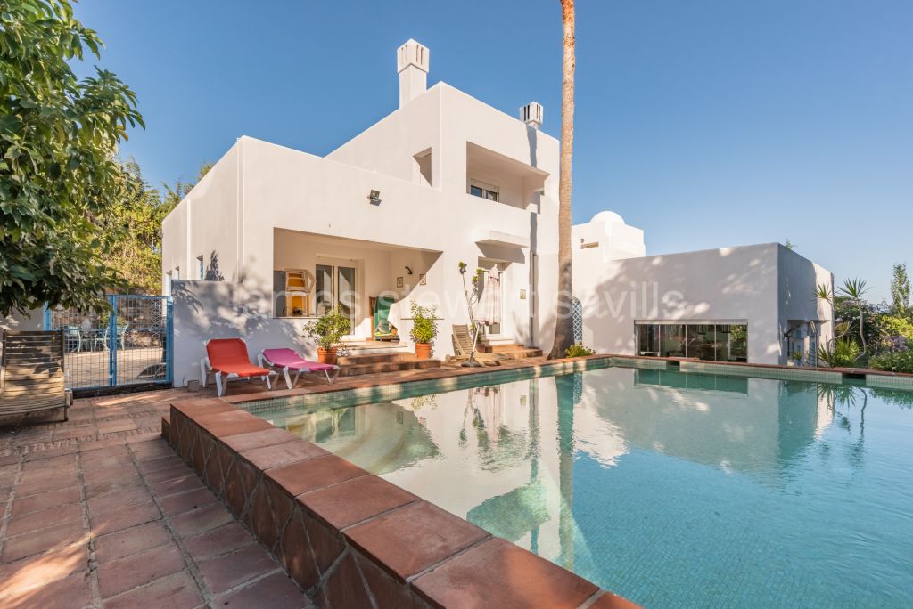 Sotogrande, Villa with multi levels with 5 en-suite bedrooms over looking a protected green zone
