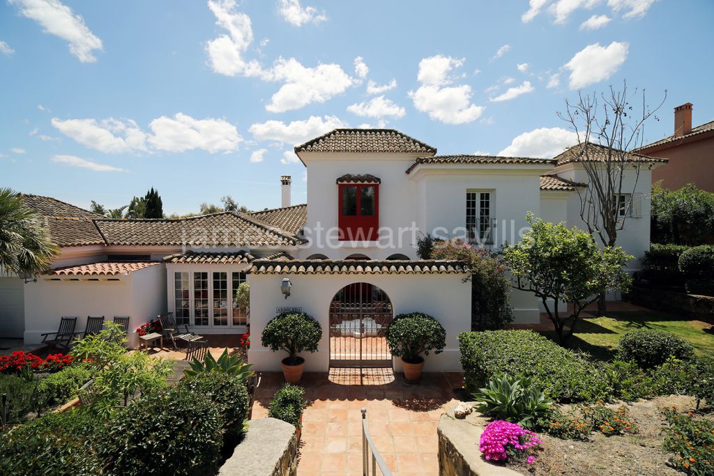 Sotogrande, Charming family home with a lovely mature garden backing onto a protected green zone