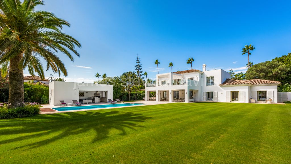 Sotogrande, Contemporary Andaluz villa on Paseo del Parque in immaculate condition with a large garden