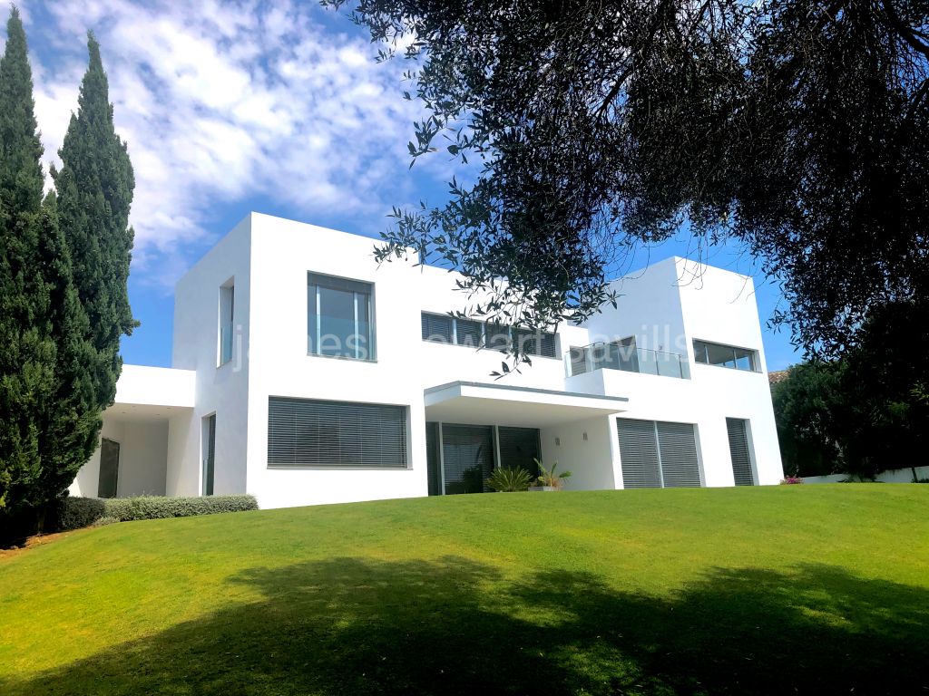 Sotogrande, Stylish contemporary villa on an elevated plot with lovely golf views