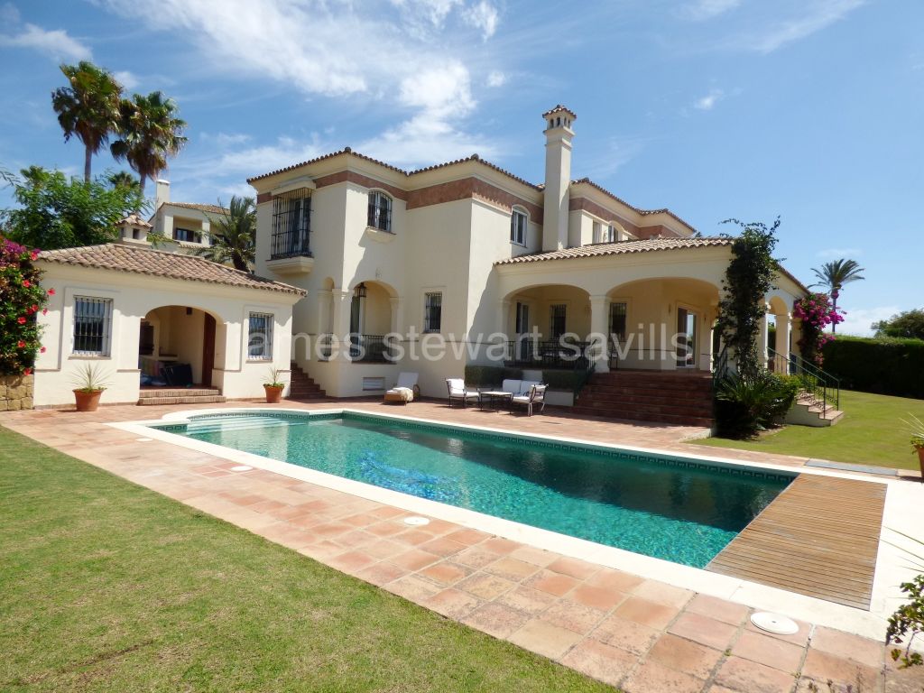 Sotogrande, Superb 6 bedroom villa with lovely golf and sea views in Sotogrande Alto.