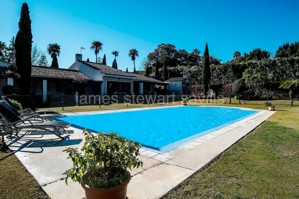Sotogrande, Characterful rustic style single storey villa on a large plot and in a quiet area of Kings and Queens
