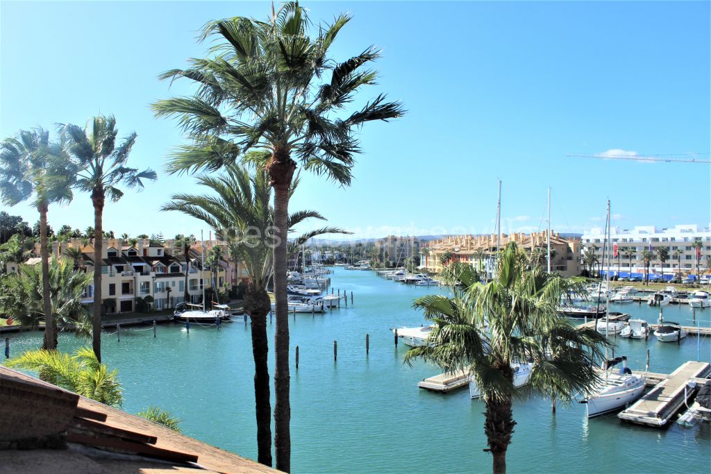 Sotogrande, Refurbished water front duplex apartment in Sotogrande Marina