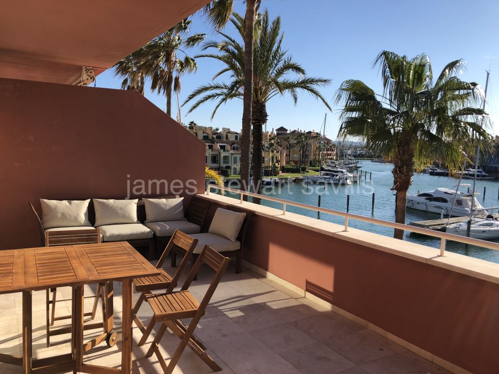 Sotogrande, Refurbished water front duplex apartment in Sotogrande Marina