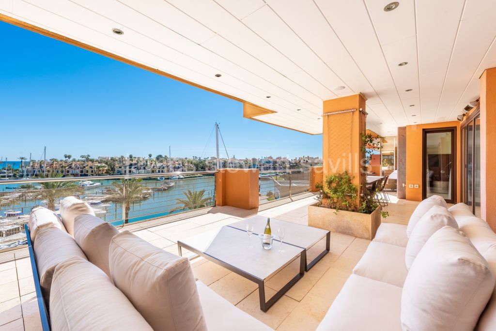Sotogrande, EXCLUSIVE Fantastic 5 bedroom apartment in Ribera del Marlin commanding breathtaking views of the Marina and Sea