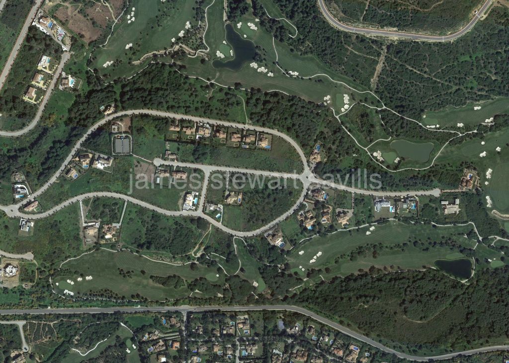 Sotogrande, Large frontline golf plot in La Reserva with sea views