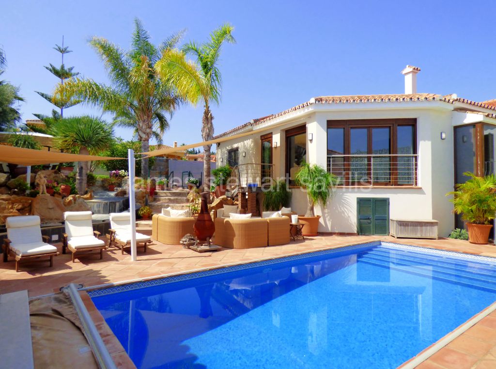 Pueblo Nuevo de Guadiaro, An excellent quality home with a fabulous entertaining area walking distance from the shops
