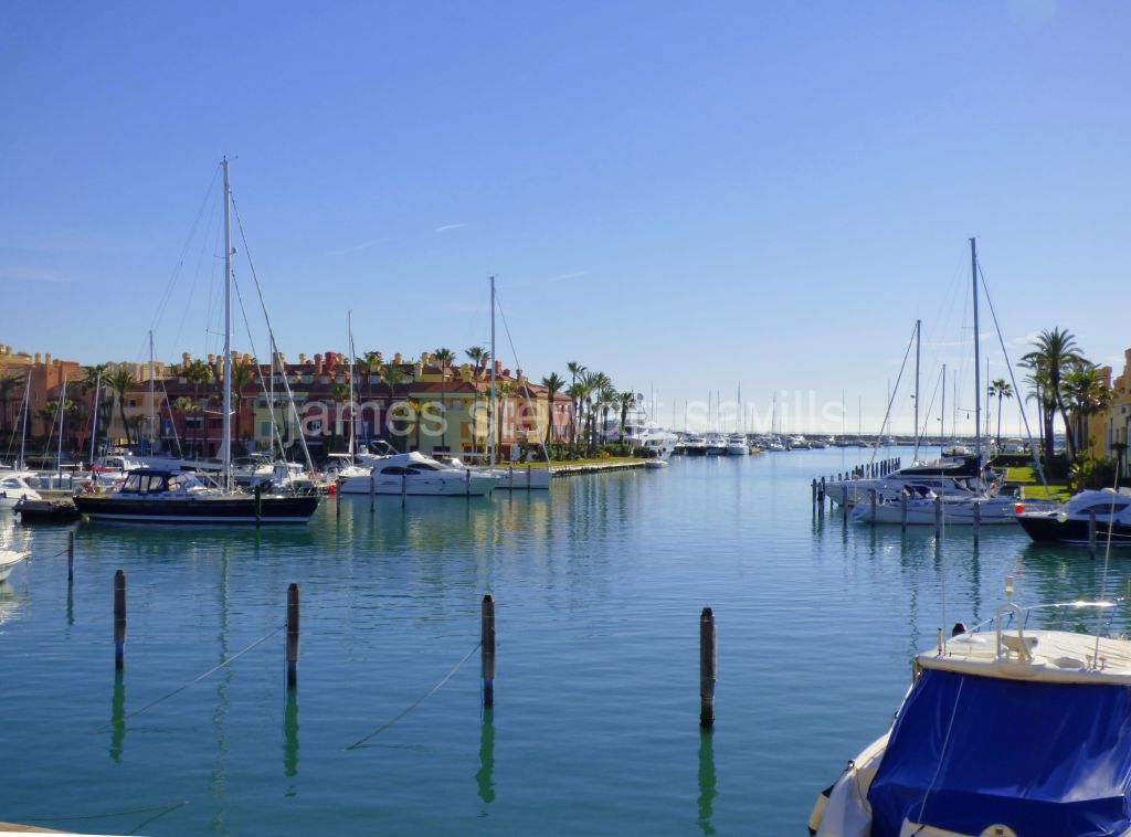 Sotogrande, Spacious 3 bedroom apartment with really pretty Marina views towards the Sea