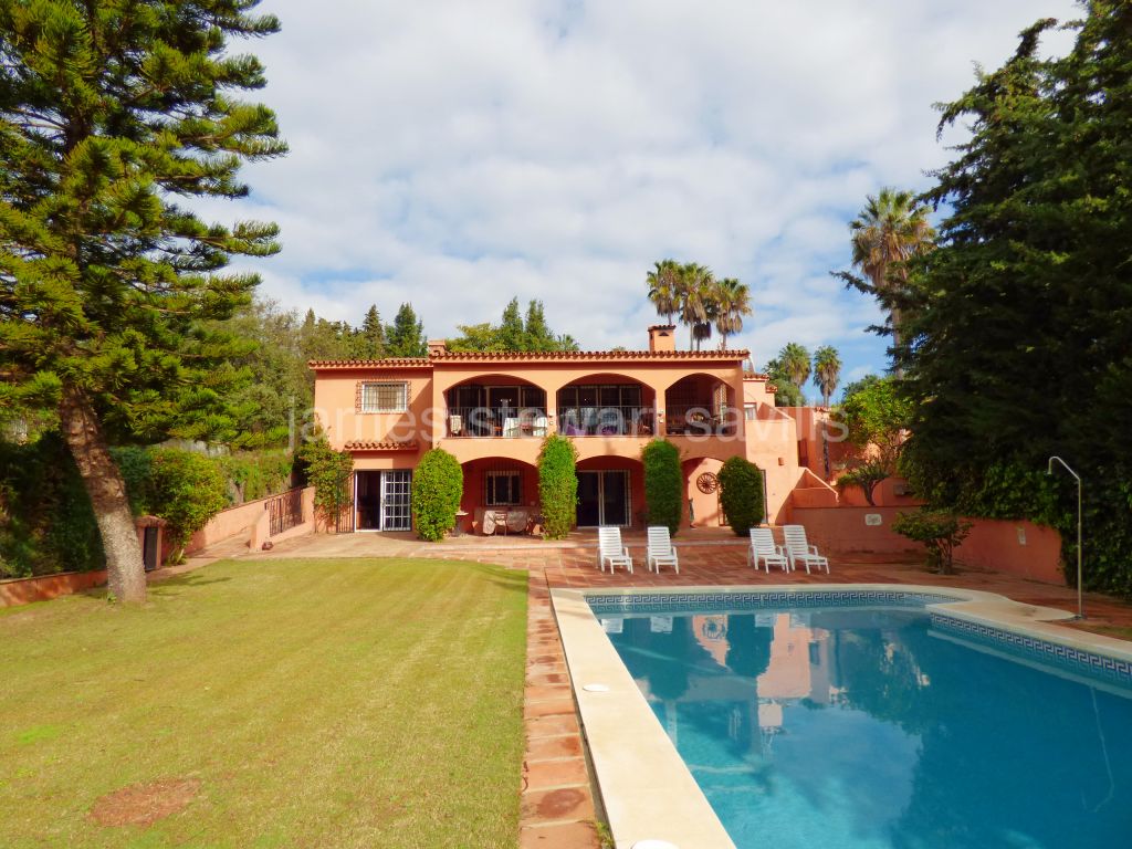 Sotogrande, Spacious rustic style villa with separate apartment