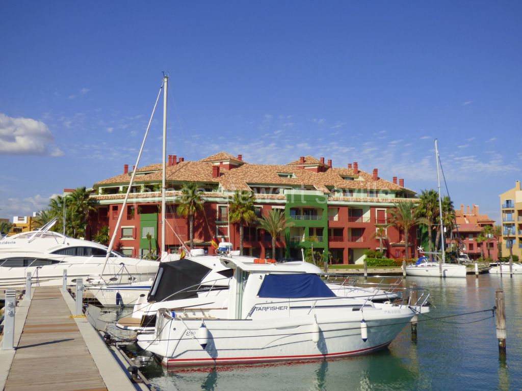 Sotogrande, Spacious 2 bedroom apartment with pretty marina views