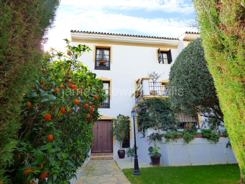 San Roque, Very charming rustic style townhouse within the San Roque Club
